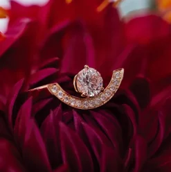 Bague Intr&eacute;pide grand arc 1ct pav&eacute;e